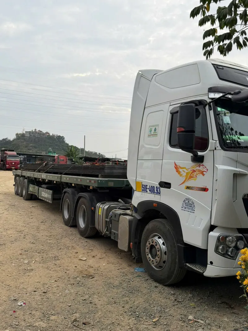 Xe vận tải tại công trường dự án
