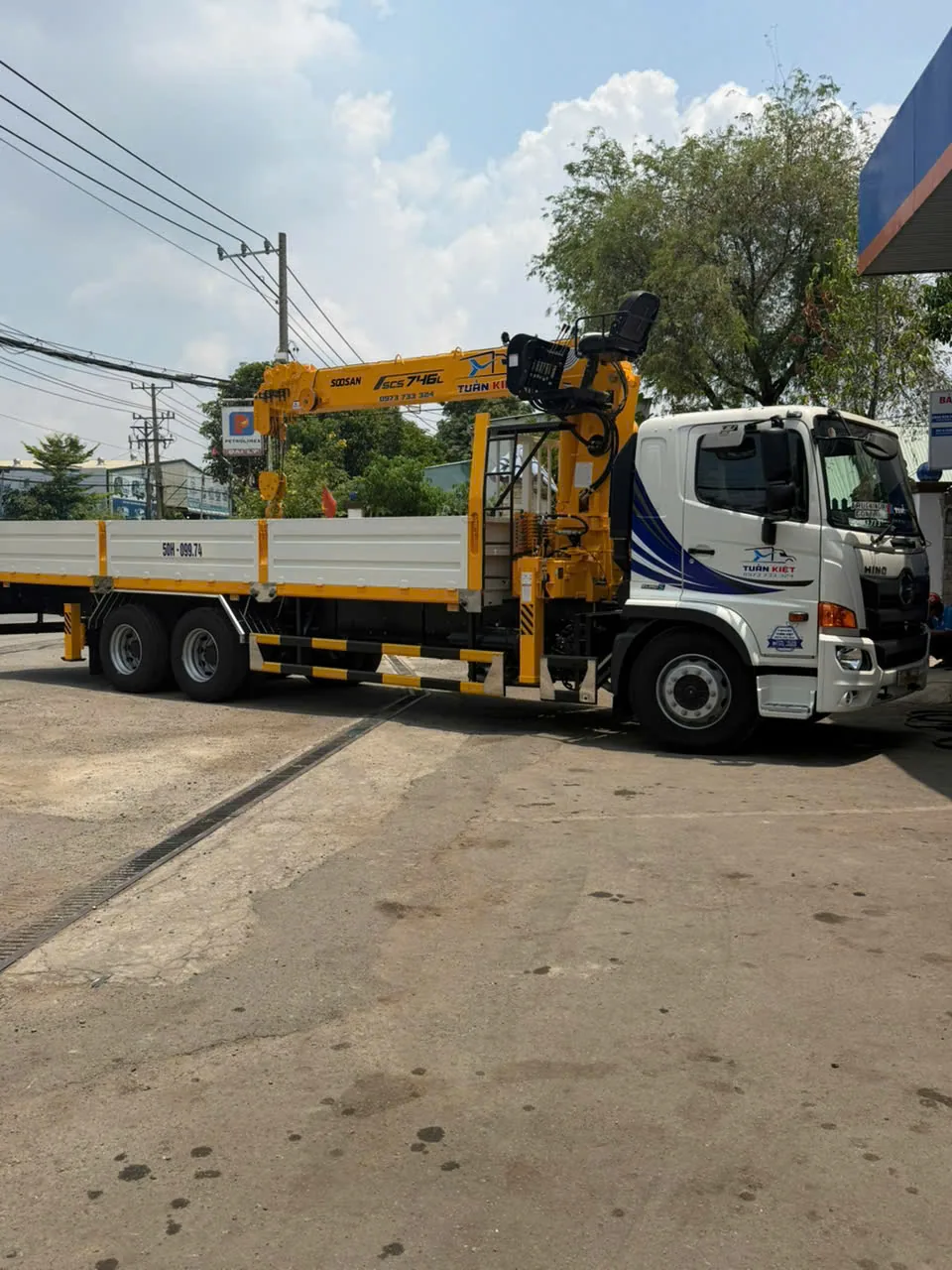Xe đầu kéo móc sàn vận chuyển kết cấu thép dài
