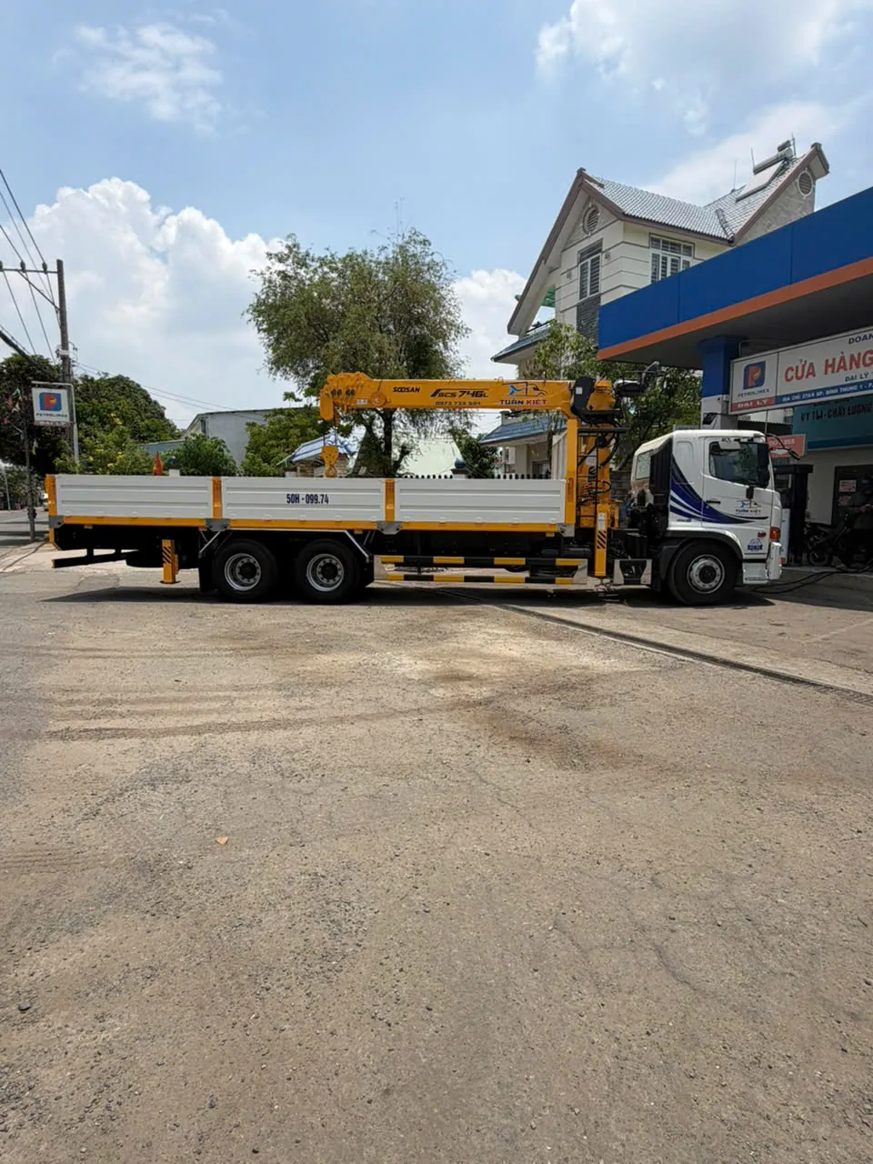Xe moóc chở thép cuộn chằng buộc xích chắc chắn